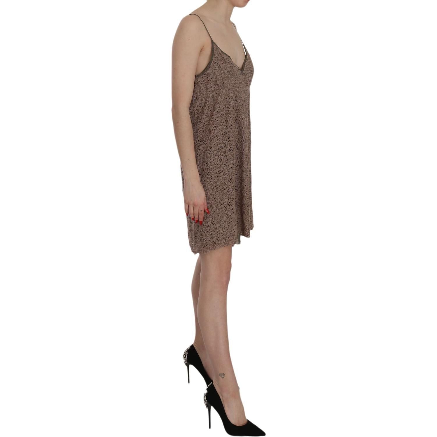 别致的绿色 A 字形细肩带迷你连衣裙