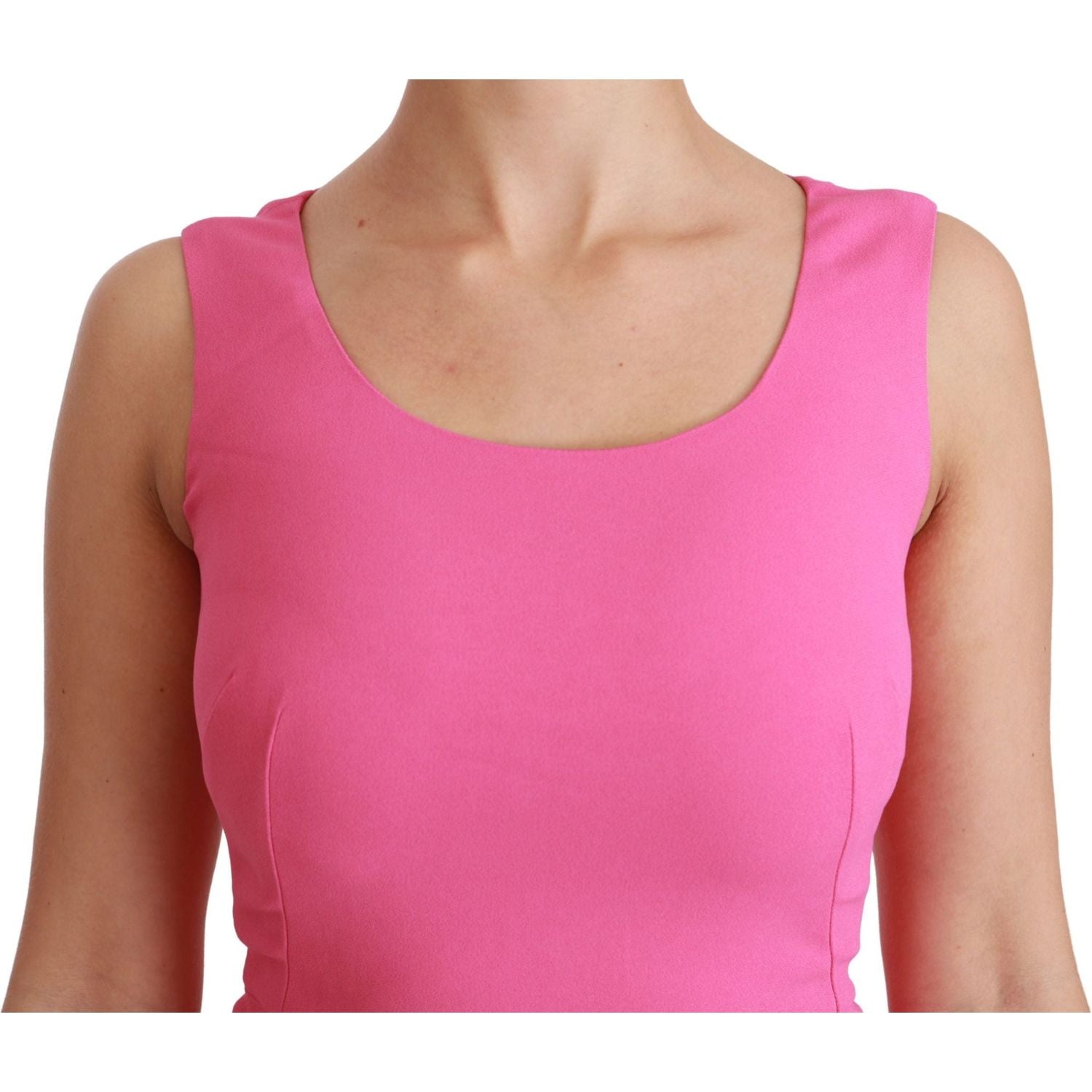 别致的粉色紧身迷你连衣裙