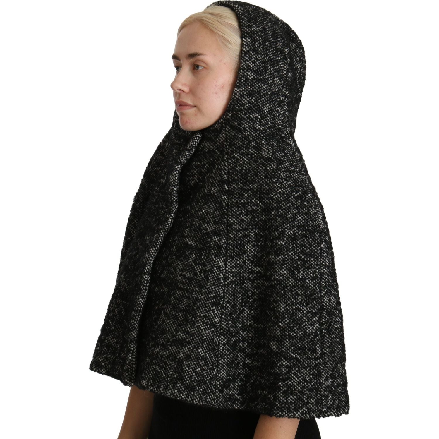 意大利标志性品牌推出的优雅灰色羊毛连帽围巾