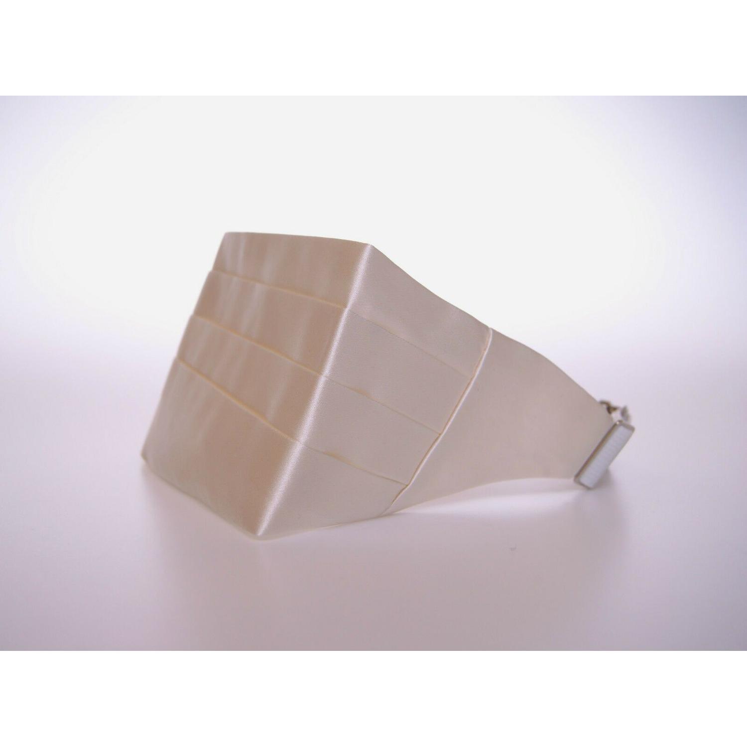 优雅的白色丝绸腰带