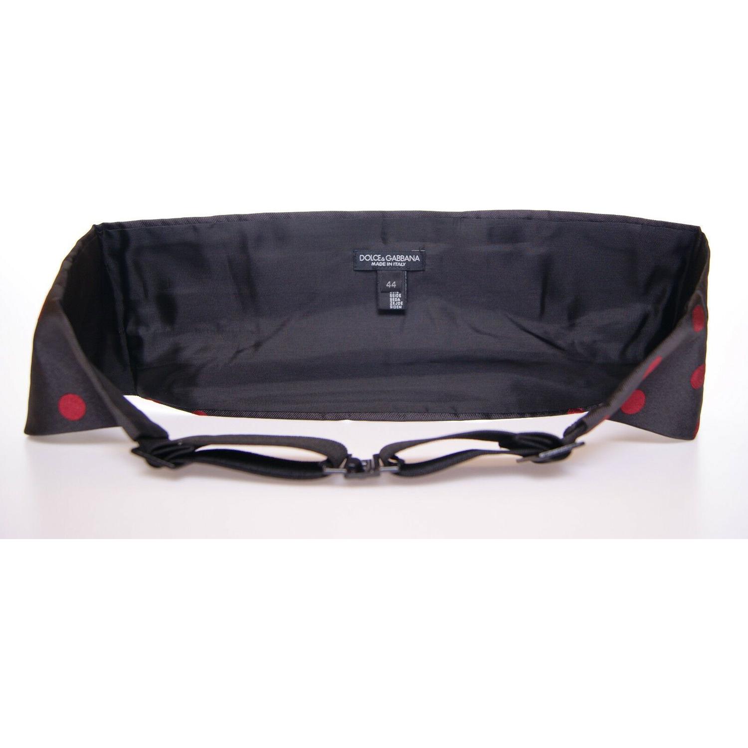 精致的黑色丝绸腰带，带有红色圆点