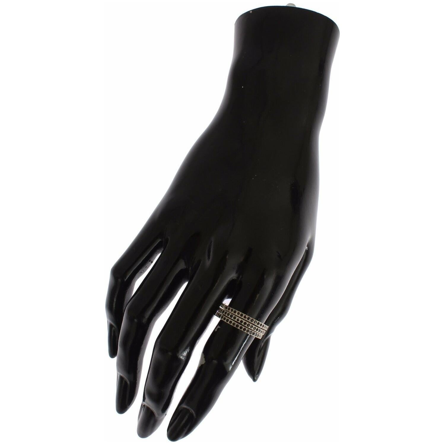 别致的银色和黑色 CZ 水晶戒指