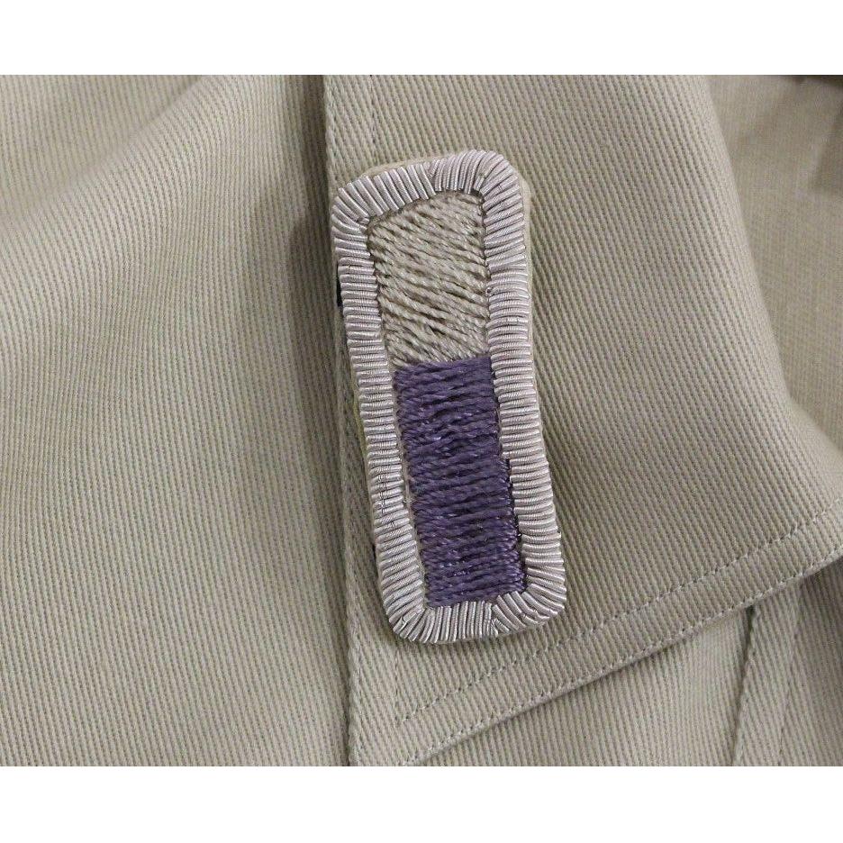 配胸针的无袖米色棉质背心