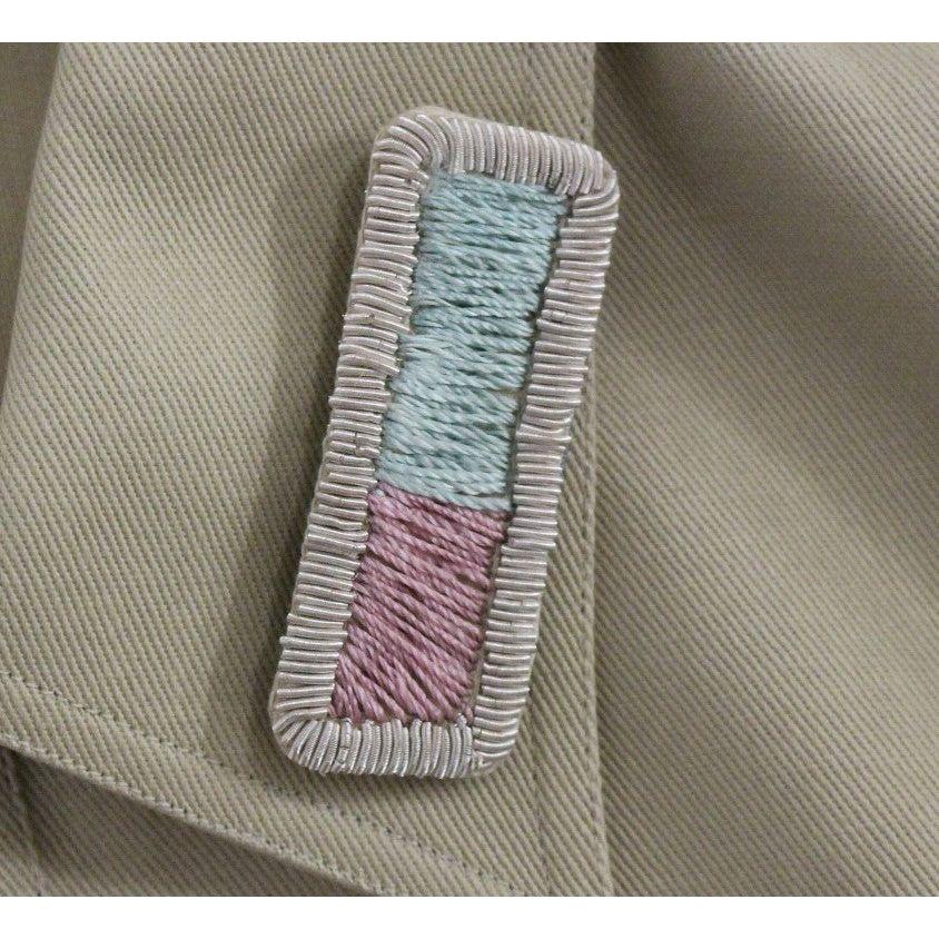 配胸针的无袖米色棉质背心