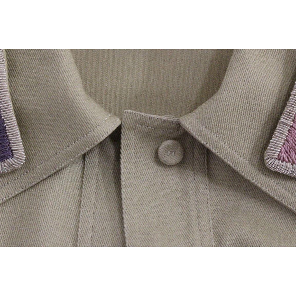 配胸针的无袖米色棉质背心