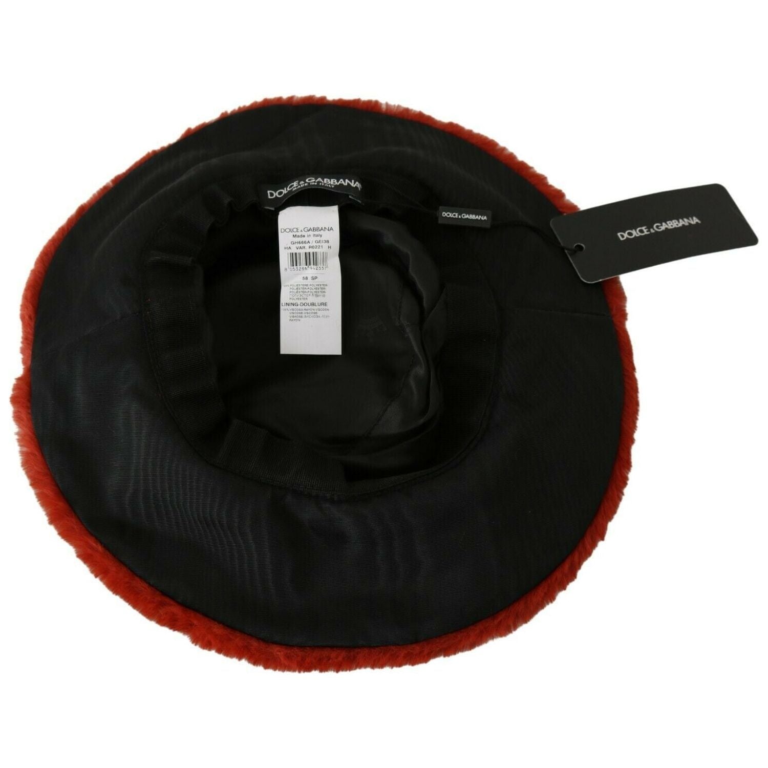 قبعة دلو حمراء أنيقة من دولتشي آند غابانا مع تفاصيل الشعار