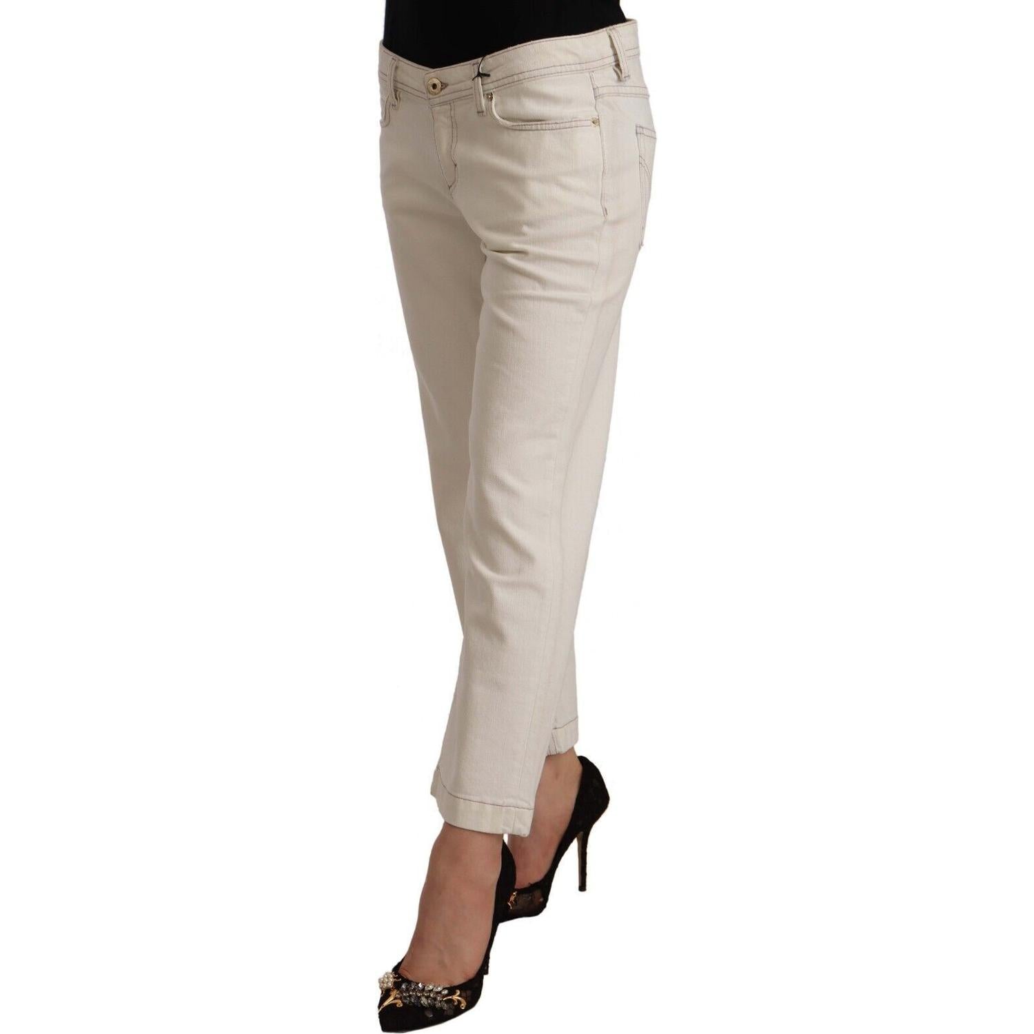 بنطلون جينز قصير أنيق باللون الأبيض الفاتح من دولتشي آند غابانا - قطعة أساسية يجب اقتناؤها من قِبَل عاشقات الموضة