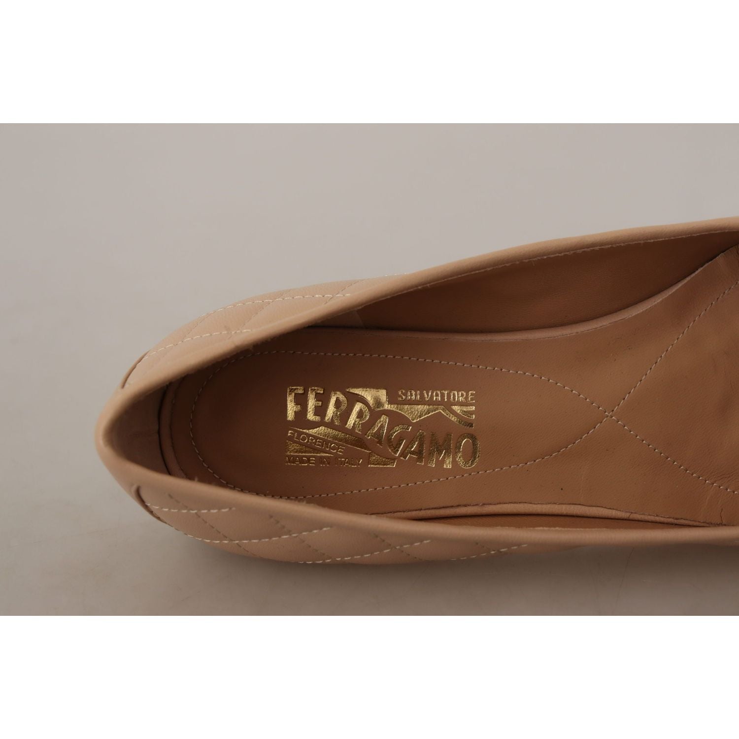 优雅绗缝皮革平底鞋 - 别致的双色设计