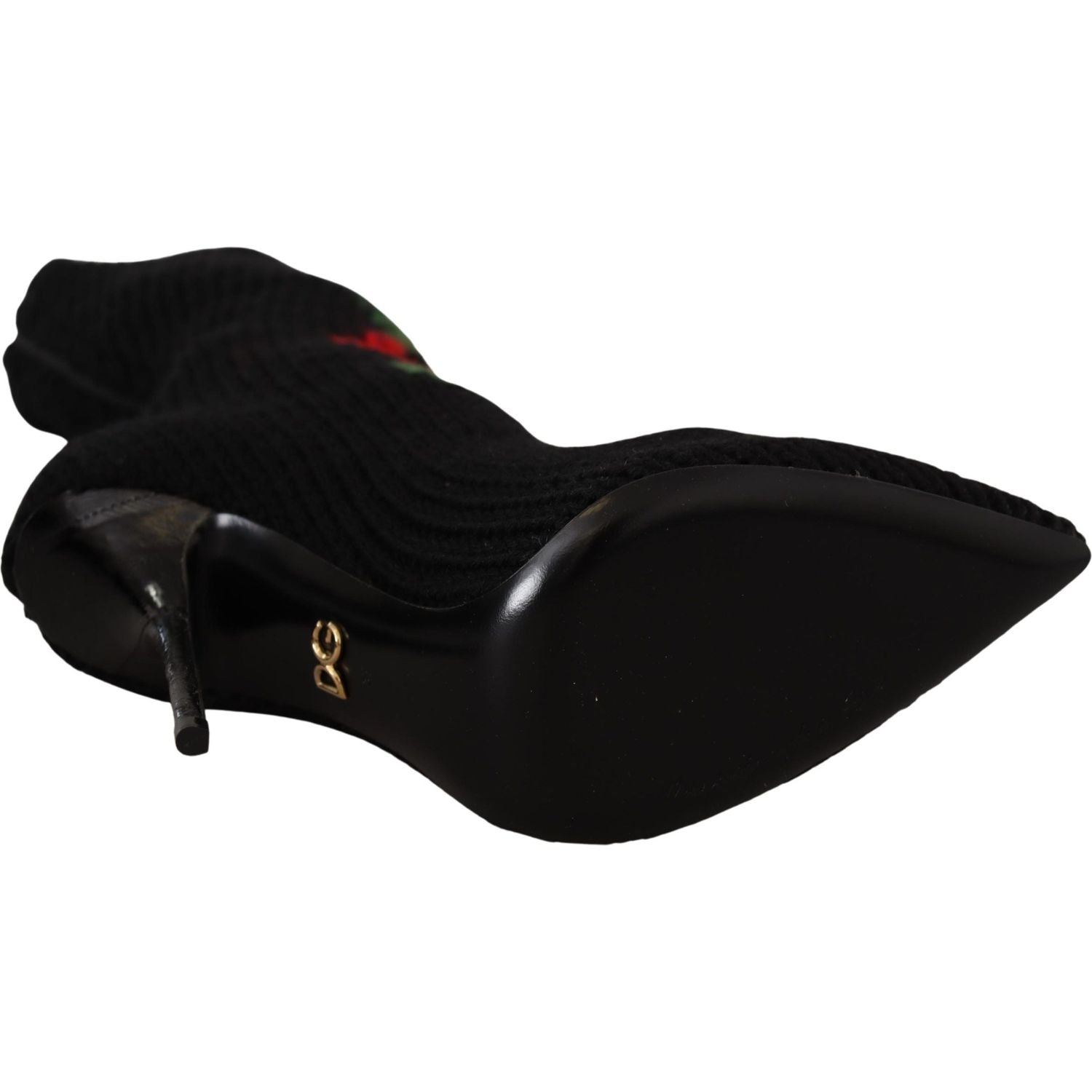 带红玫瑰装饰的优雅袜靴