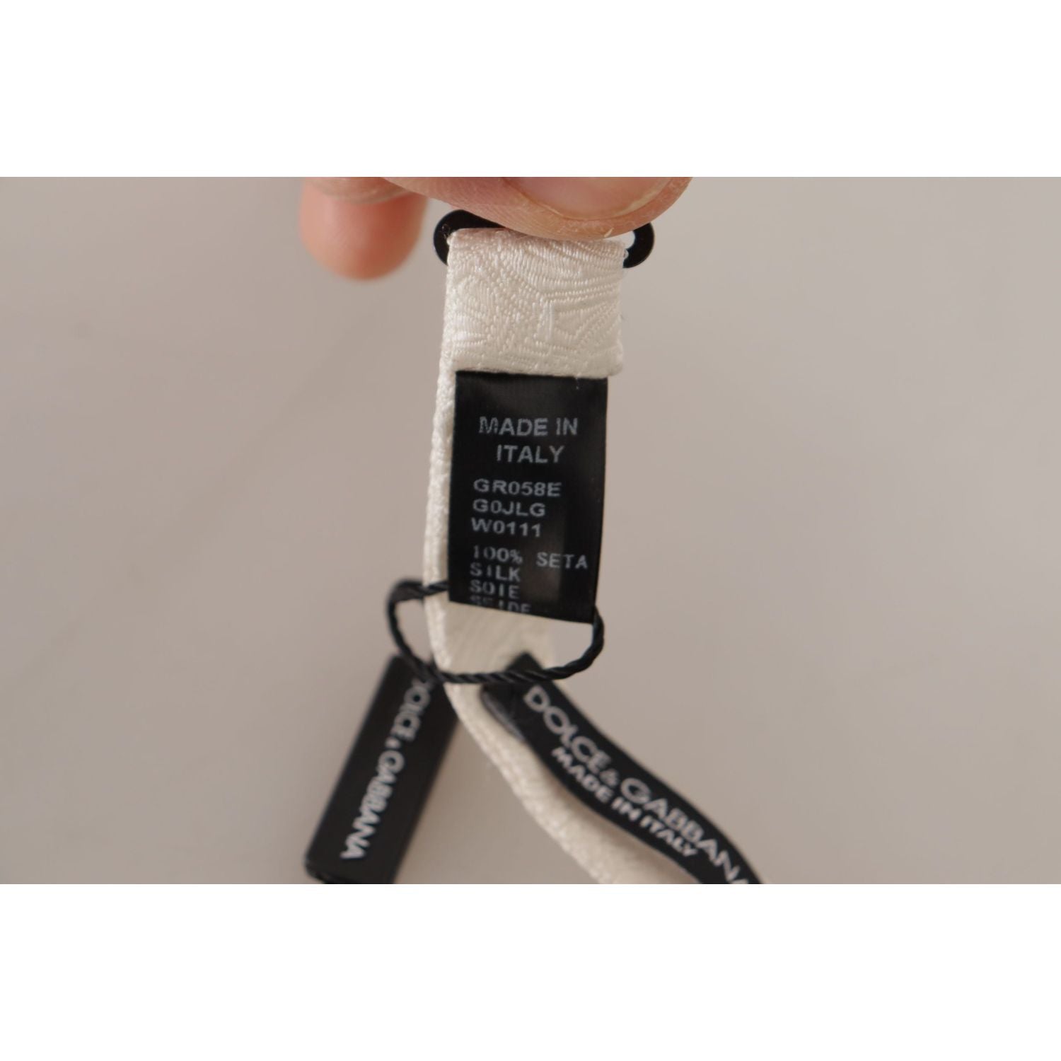 优雅的白色丝绸领结