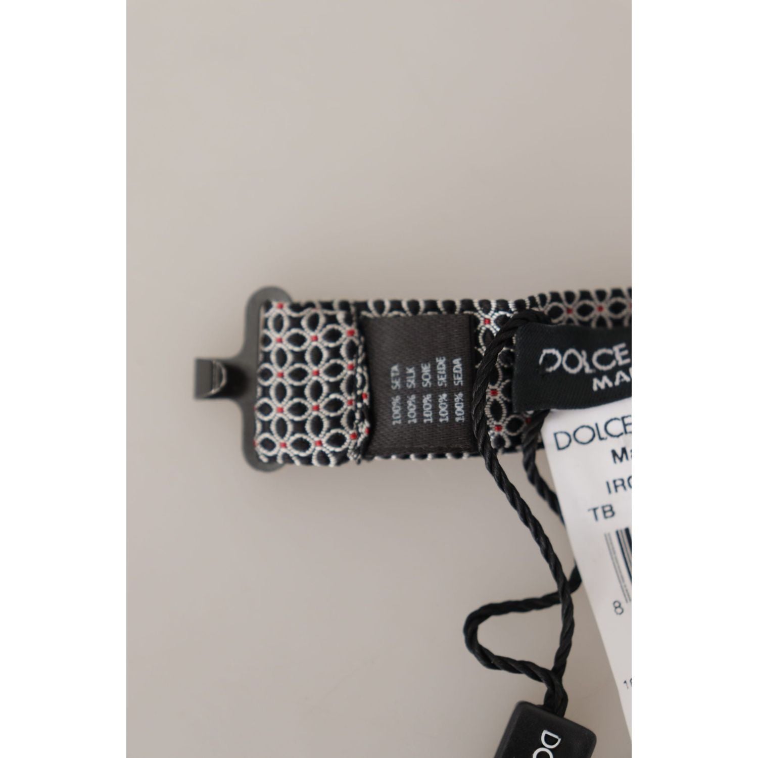 优雅的黑色丝绸领结