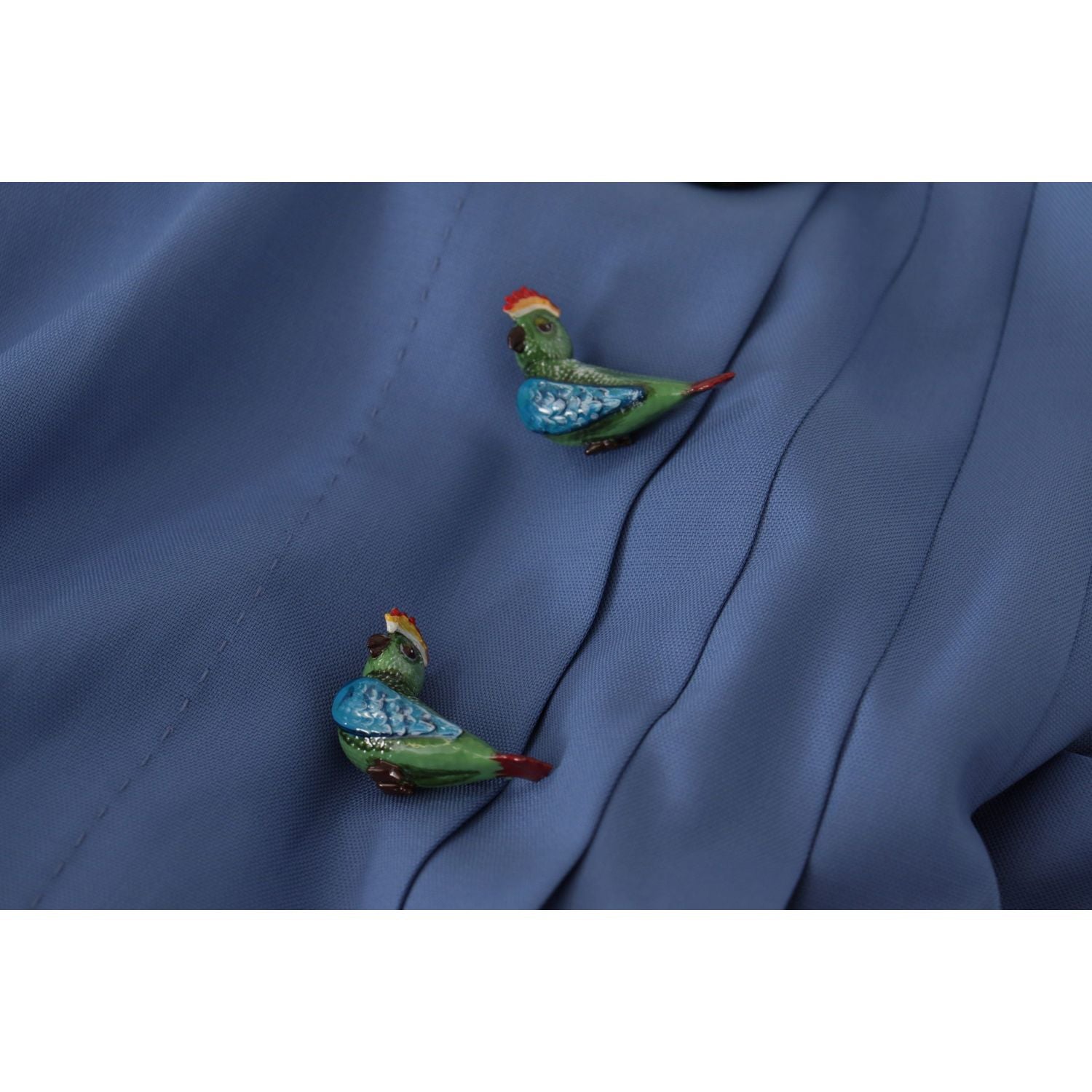 优雅百褶 A 字形迷你裙，配小鸟贴花