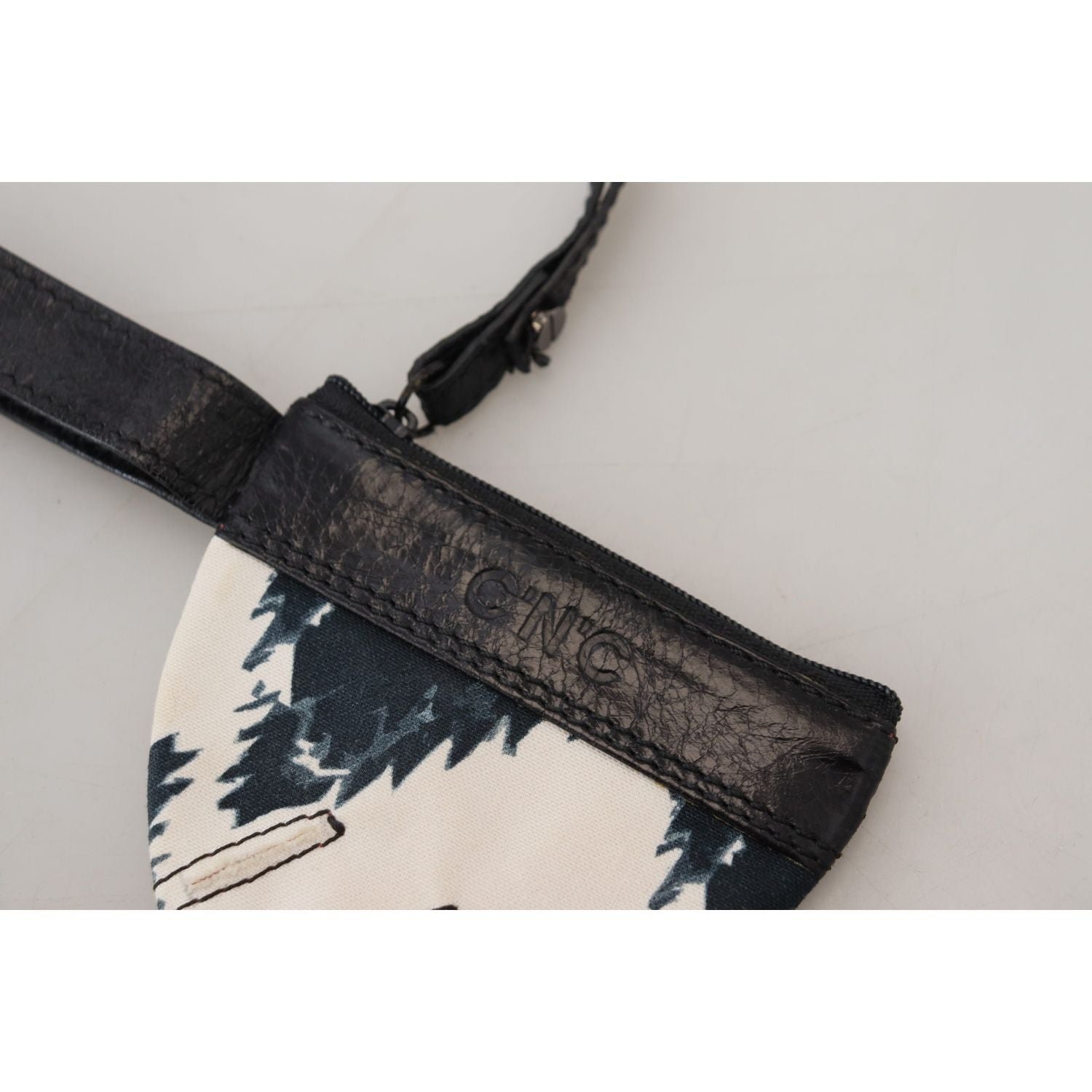 محفظة نقود معدنية أنيقة باللون الأبيض من الجلد الوطني مع حزام