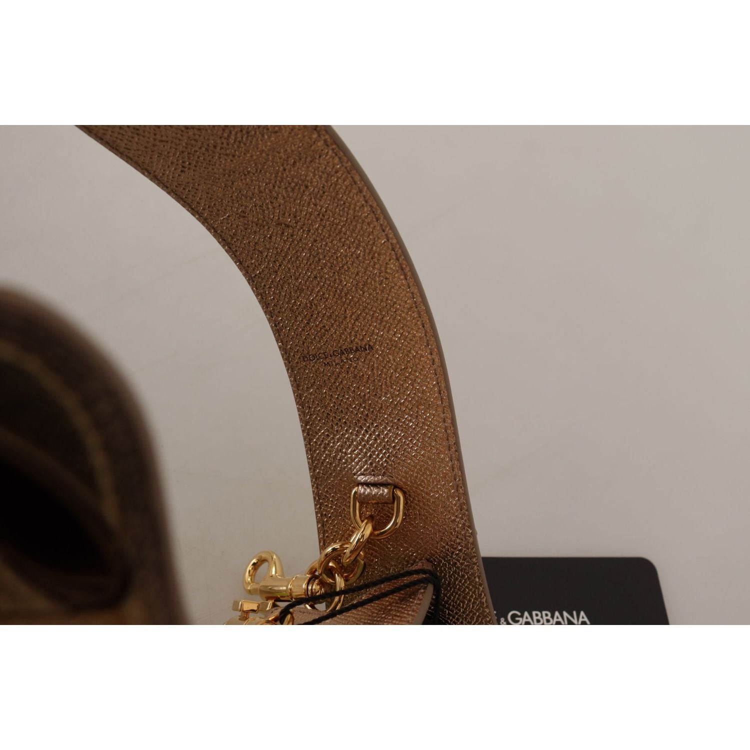 优雅的金色皮革肩带