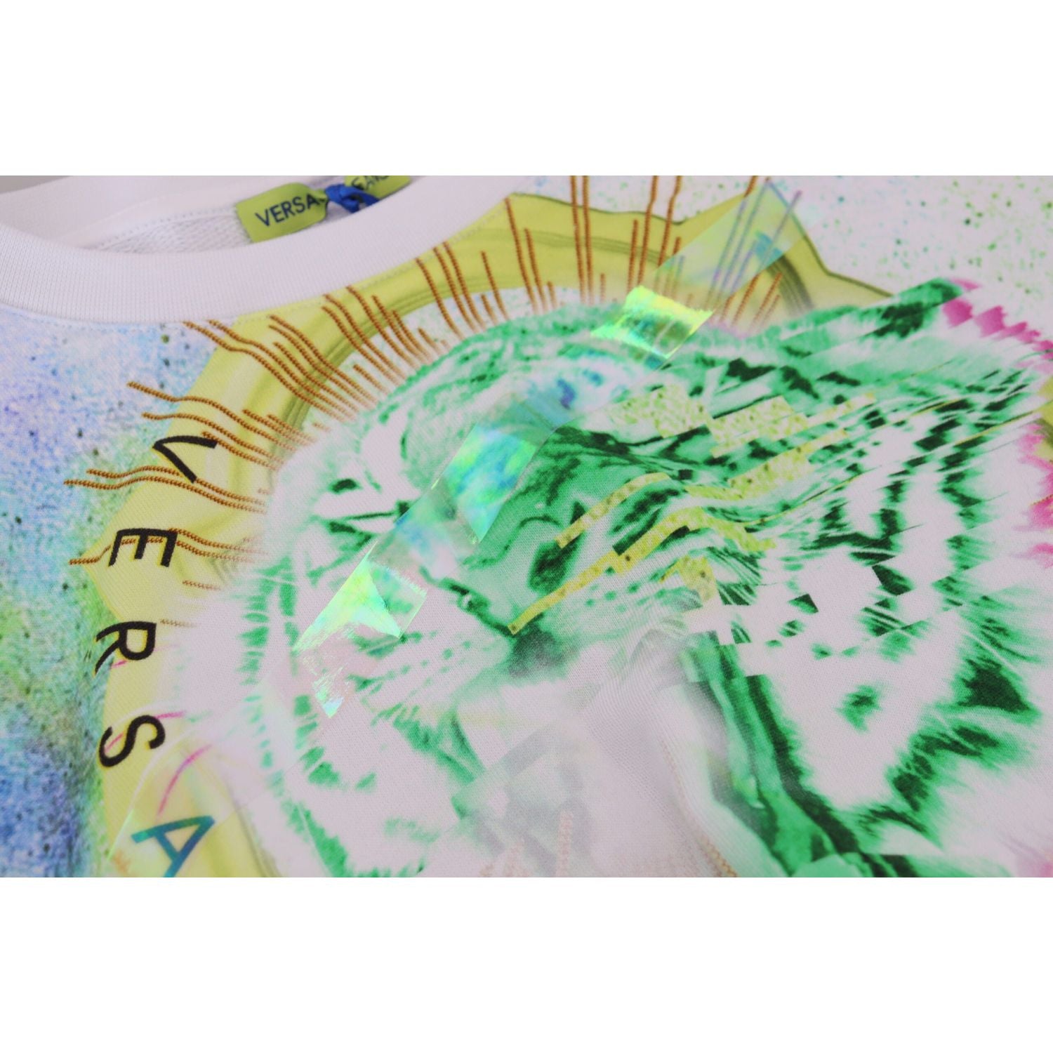 سترة فيرساتشي جينز أنيقة باللون الأبيض مع رقبة دائرية