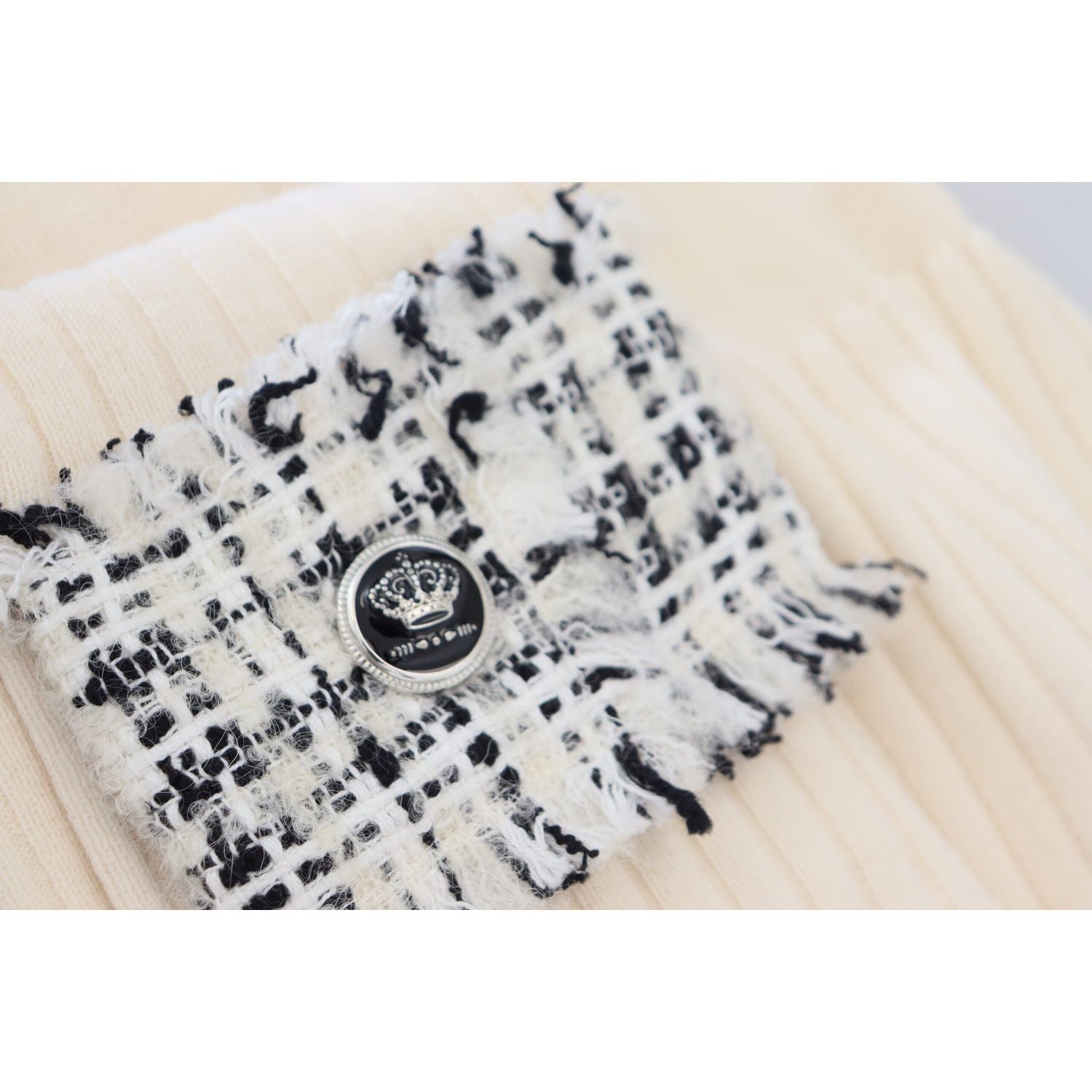 سترة من الصوف المخلوط باللون العاجي من دولتشي آند غابانا