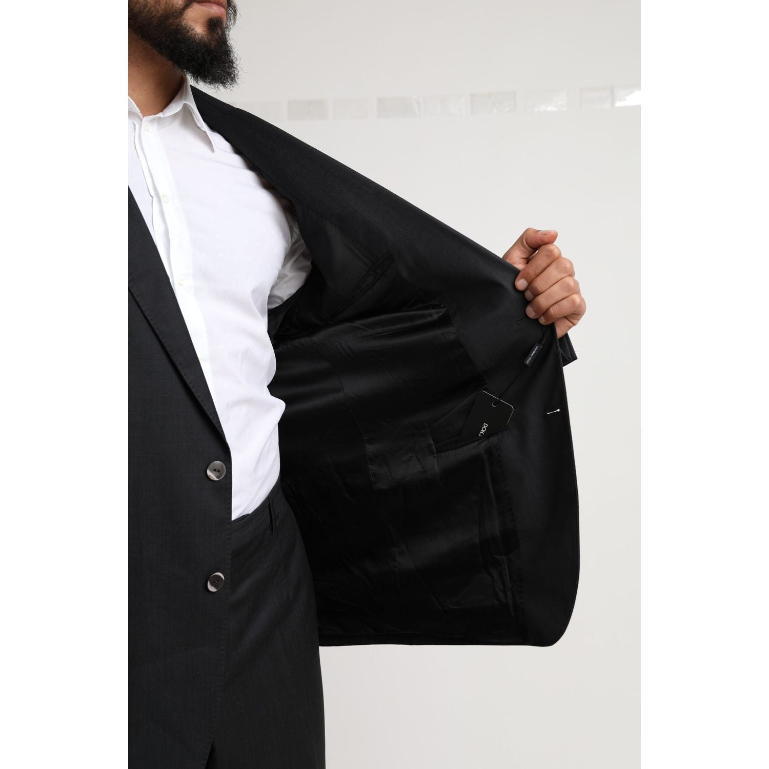 Front view with bag zipped and handles upright.