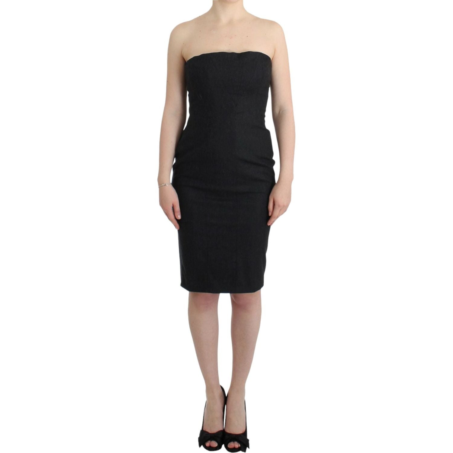 优雅的灰色露肩连衣裙，带有金色点缀