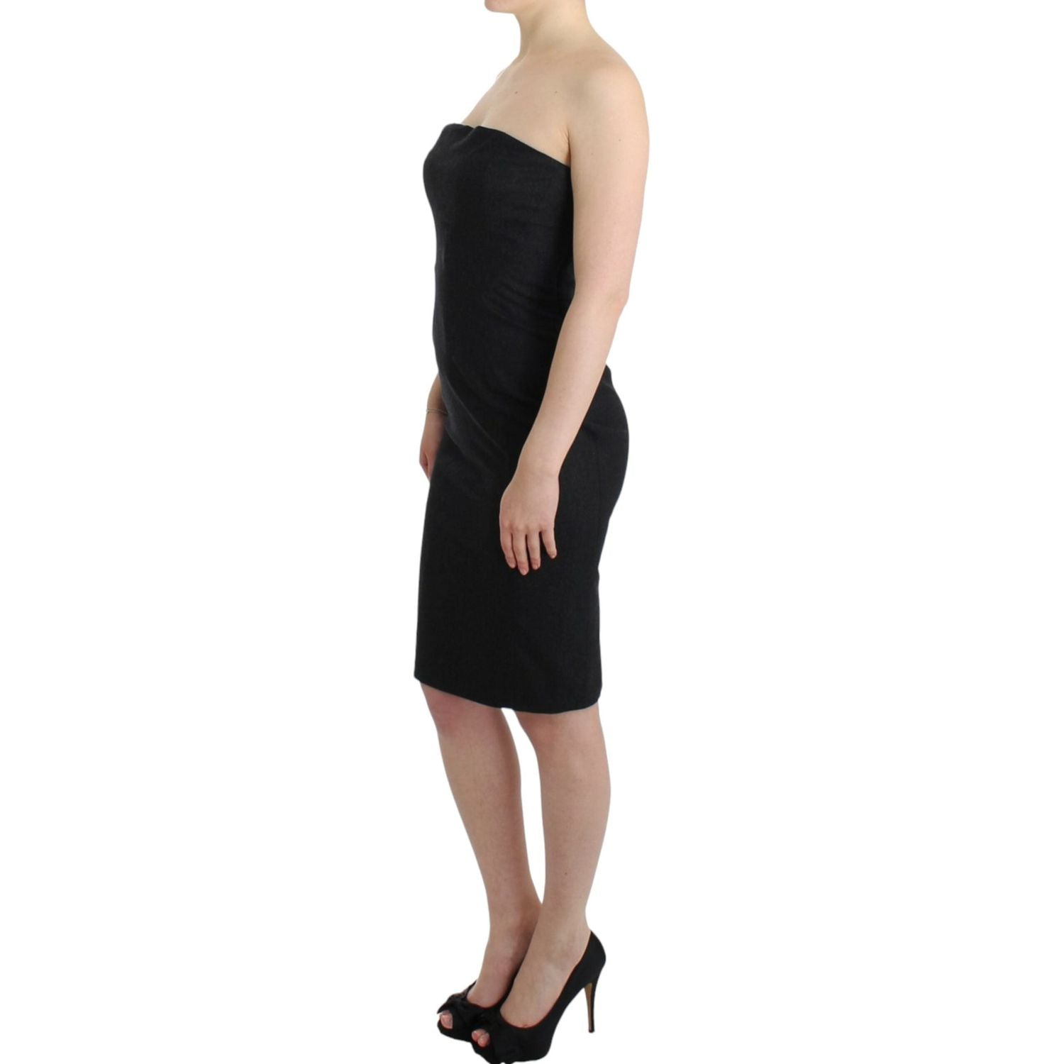 优雅的灰色露肩连衣裙，带有金色点缀