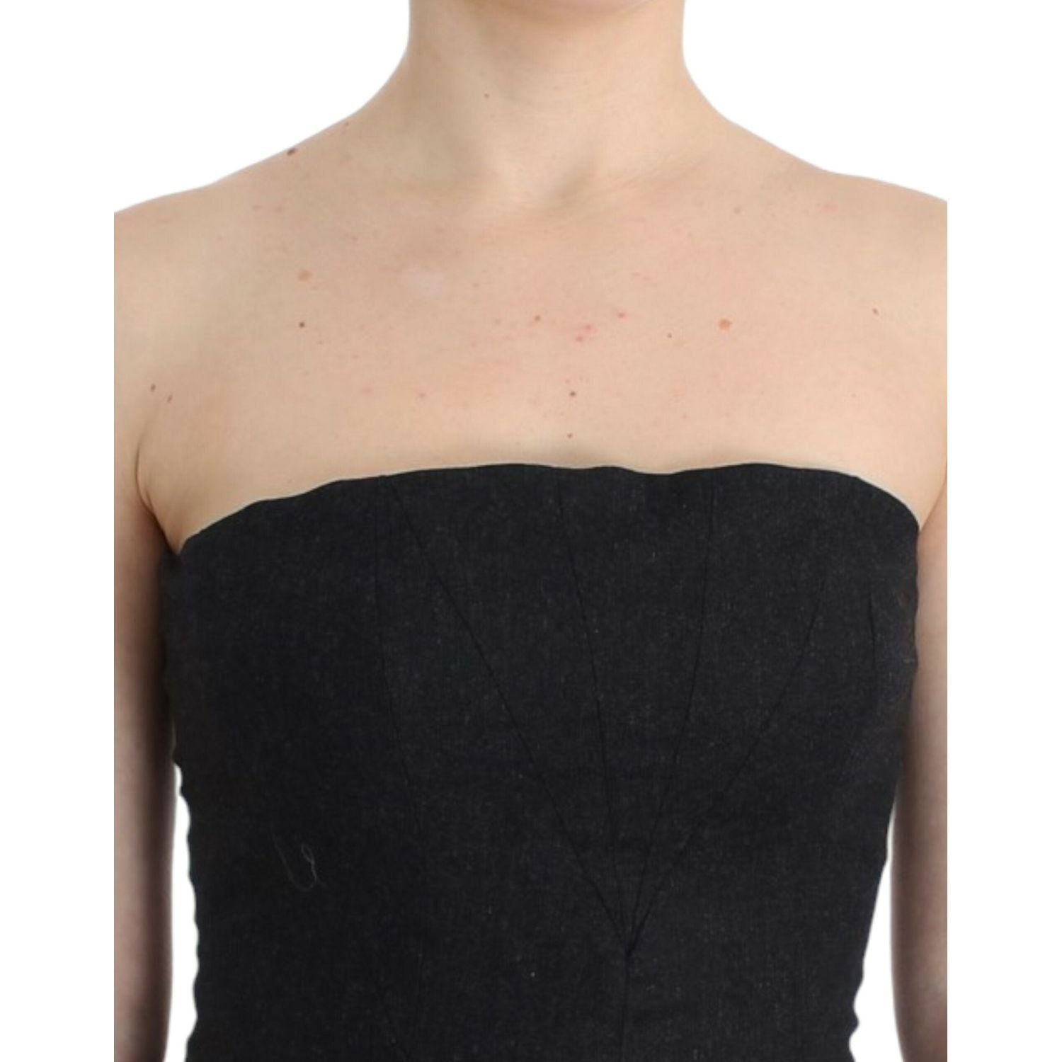 优雅的灰色露肩连衣裙，带有金色点缀