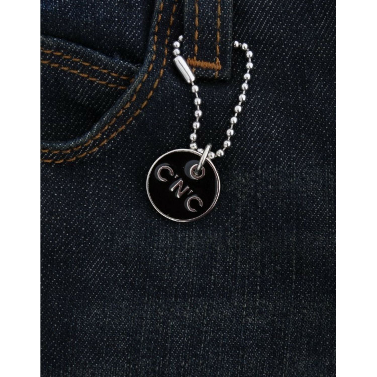 别致的蓝色修身牛仔裤