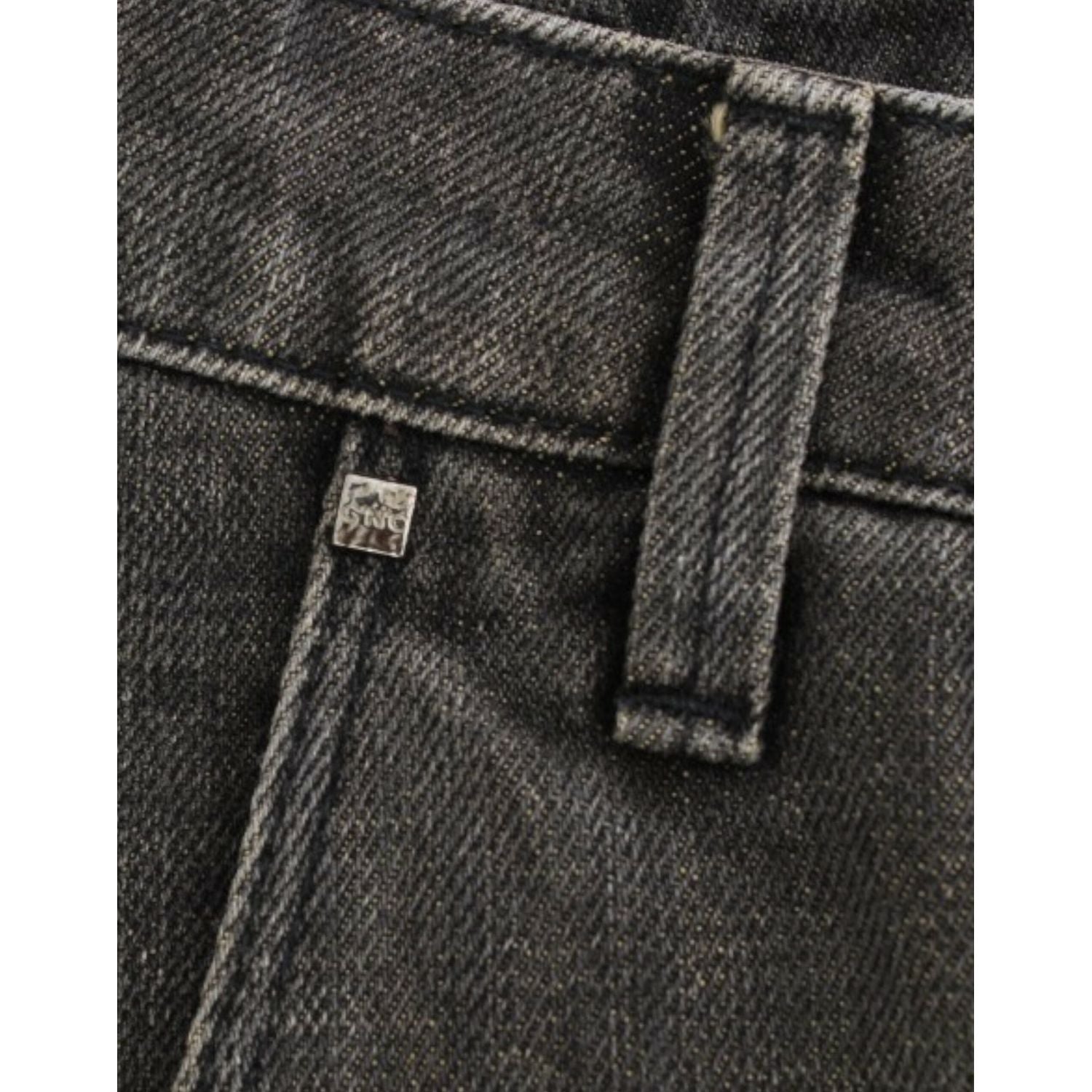 光滑灰色直筒破洞牛仔裤