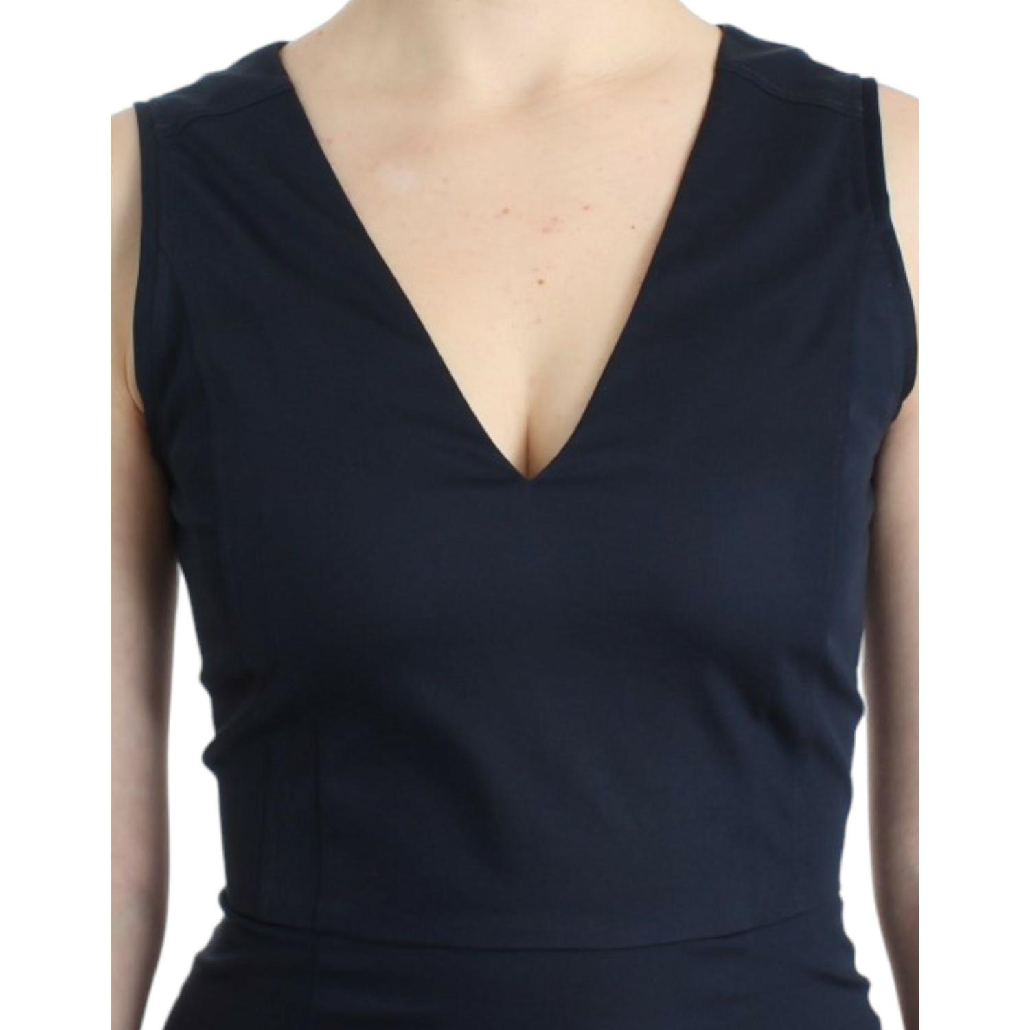 别致的蓝色 V 领及膝连衣裙