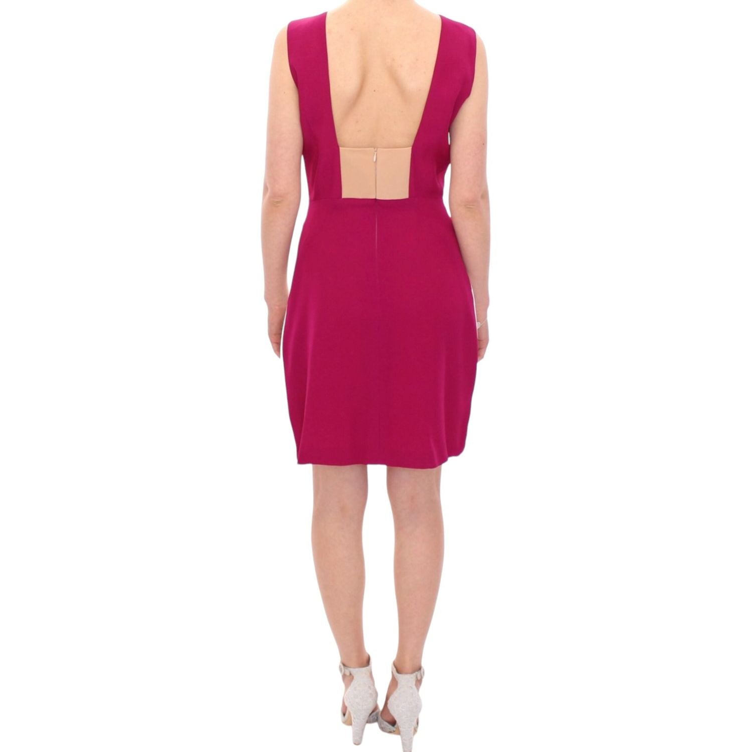 别致的粉色和白色直筒连衣裙