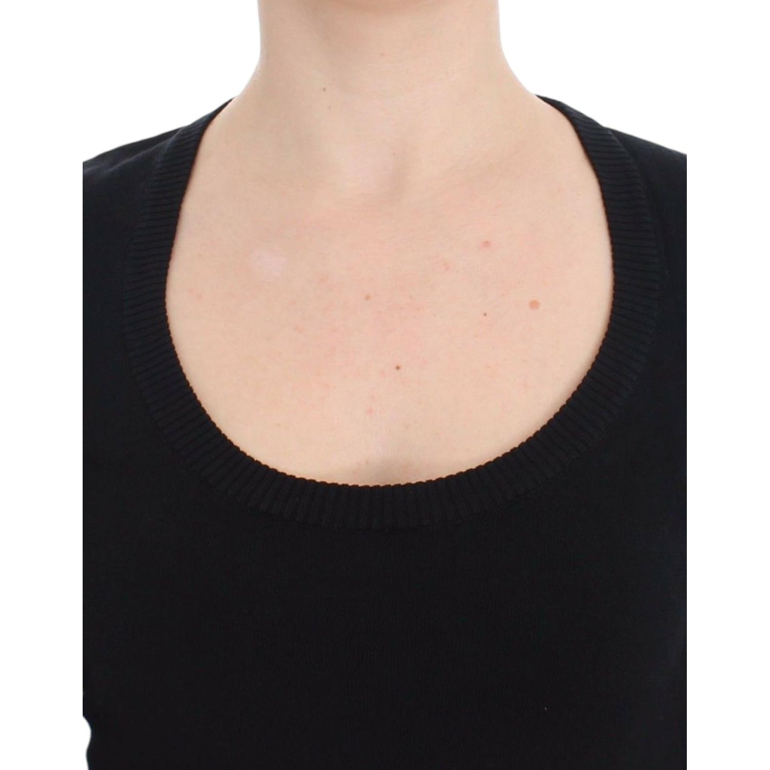 优雅黑色深圆领毛衣