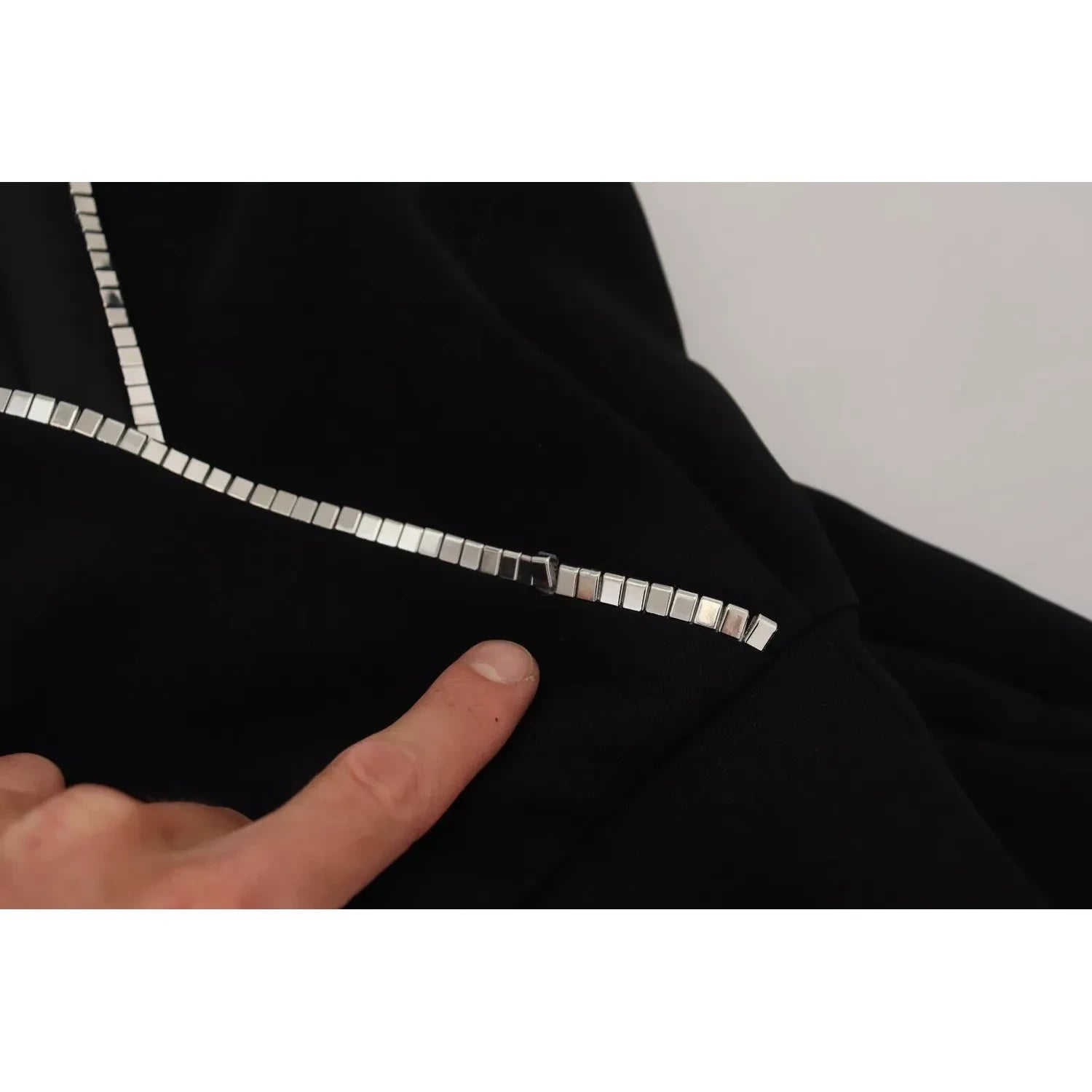 黑色缀饰无袖 V 领连身连衣裙