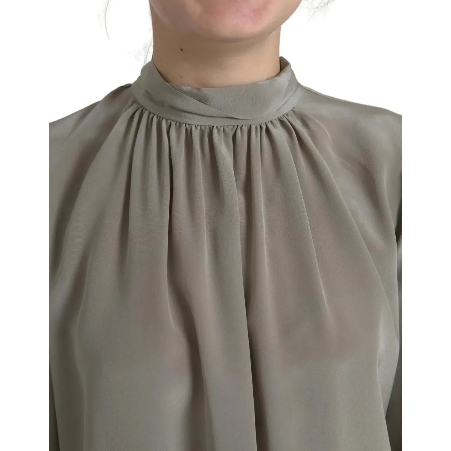 بلوزة دولتشي آند غابانا رمادية اللون بأكمام طويلة وياقة عالية