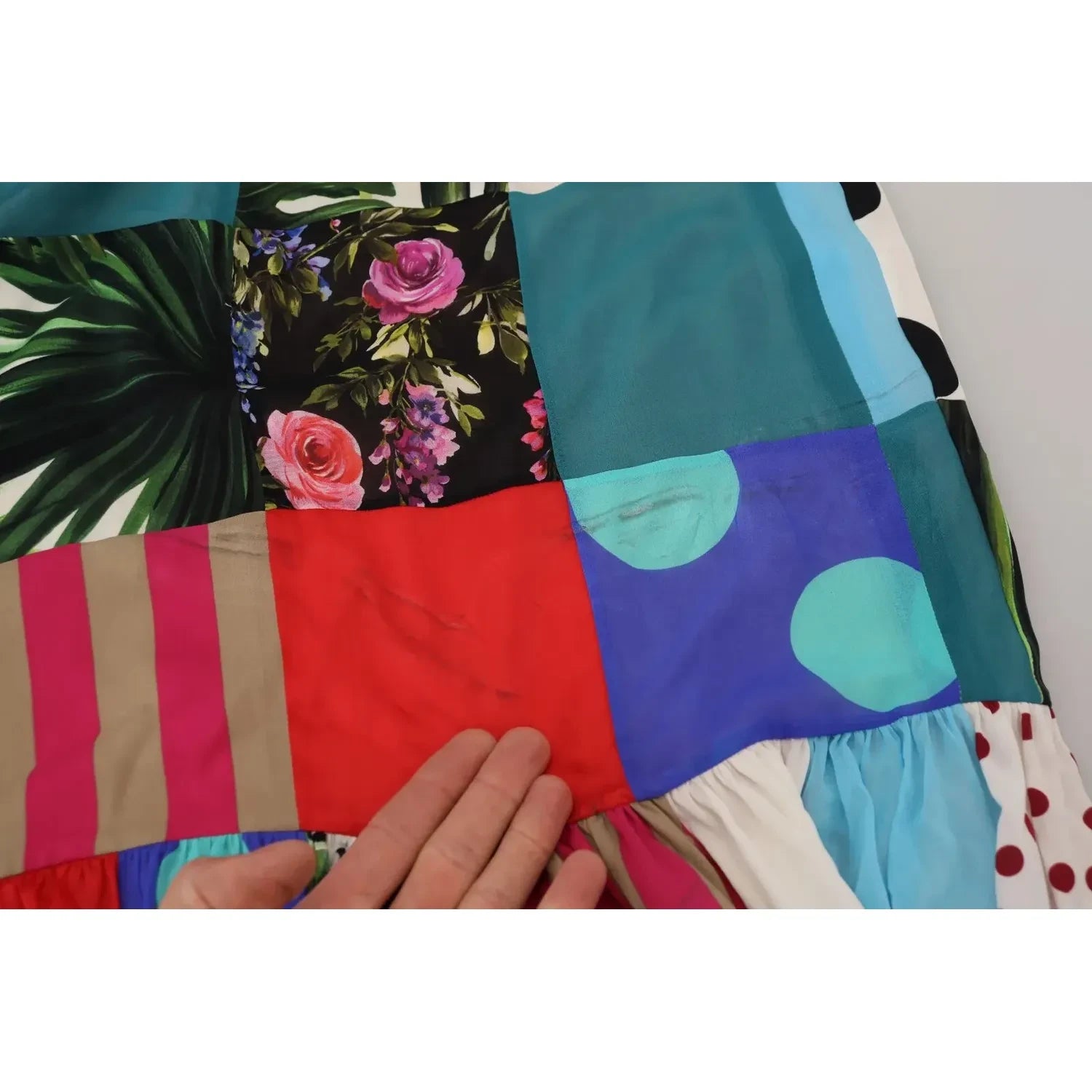 فستان ماكسي من دولتشي آند غابانا من الحرير متعدد الألوان