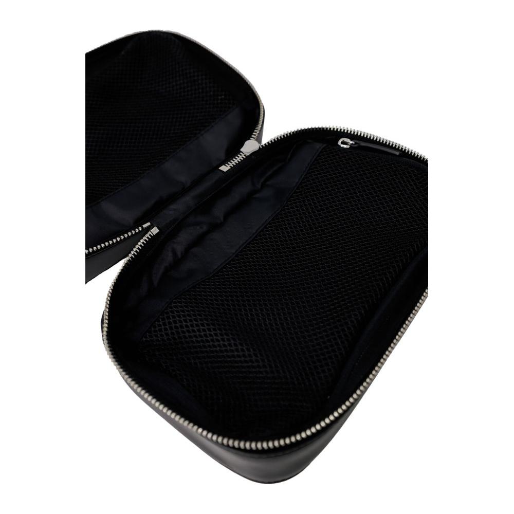 Front view with bag zipped and handles upright.